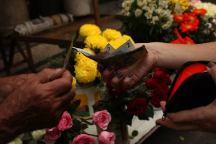 
	Com&eacute;rcio: o&nbsp;INPC calcula a infla&ccedil;&atilde;o para fam&iacute;lias com renda mensal de um a cinco sal&aacute;rios m&iacute;nimos em nove regi&otilde;es metropolitanas
 (Dado Galdieri/Bloomberg)