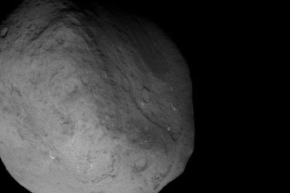 Nave da Nasa envia fotos de voo sobre cometa