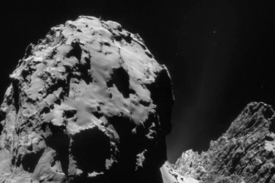 Sonda Rosetta fotografa enormes penhascos em cometa