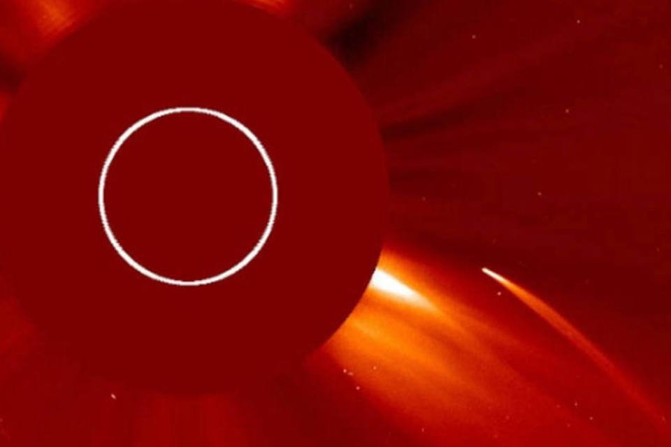 NASA filma cometa se jogando no Sol