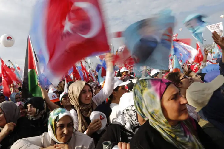 Apoiadores do premiê turco e candidato à Presidência, Tayyip Erdogan, durante comício em Istambul (Murad Sezer/Reuters)