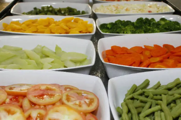Alimentação: legumes cozidos e salada em restaurante por quilo (Marcos Santos/USP Imagens)