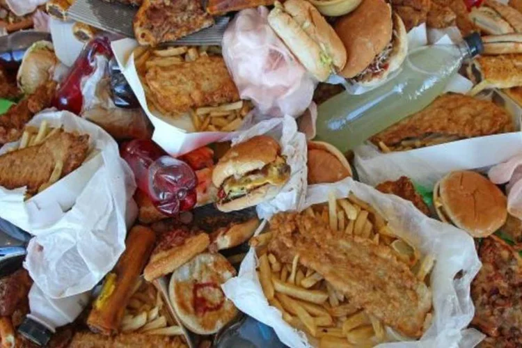 
	Comidas gordurosas: m&aacute; alimenta&ccedil;&atilde;o, sedentarismo e estresse s&atilde;o alguns dos fatores que aumentam o colesterol ruim, que pode afetar a sa&uacute;de cardiovascular
 (Getty Images)