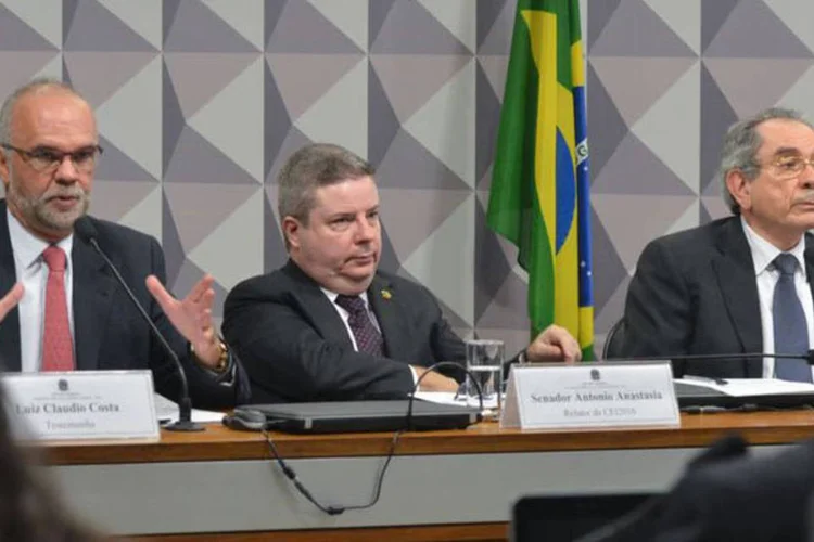 
	Comiss&atilde;o do Impeachment: o presidente da comiss&atilde;o, senador Raimundo Lira (PMDB-PB) teve dificuldade para controlar o plen&aacute;rio e reiniciar os trabalhos
 (Antonio Cruz/Agência Brasil)