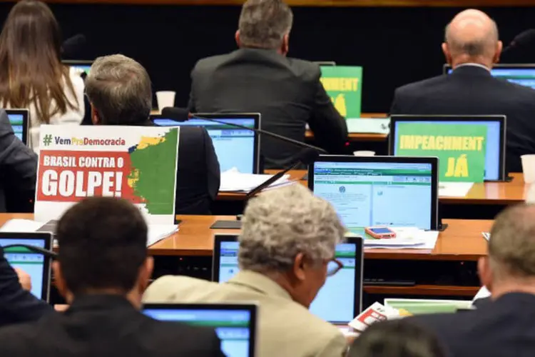 
	Comiss&atilde;o do Impeachment: pelo acordo firmado entre os l&iacute;deres, as falas est&atilde;o sendo alternadas entre os favor&aacute;veis e os contr&aacute;rios ao relat&oacute;rio
 (Evaristo Sá / AFP)