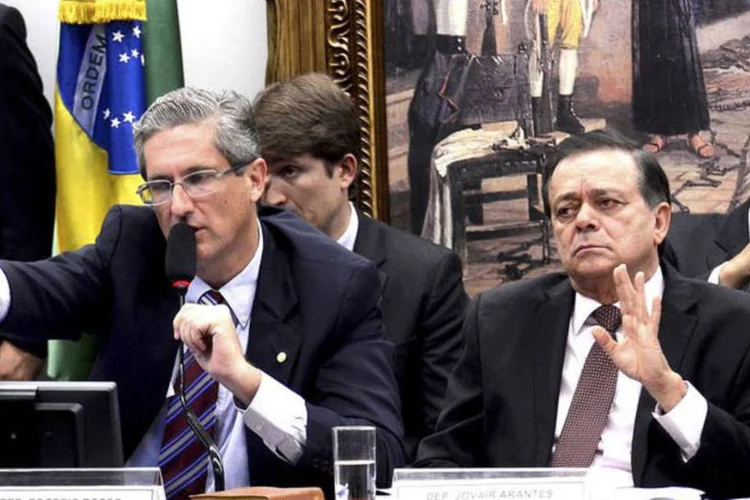 
	Rog&eacute;rio Rosso e Jovair Arantes: &quot;&Eacute; com sentimento de grande respeito responsabilidade que encarei o desafio de ser o relator dessa comiss&atilde;o&quot;
 (Wilson Dias / Agência Brasil)
