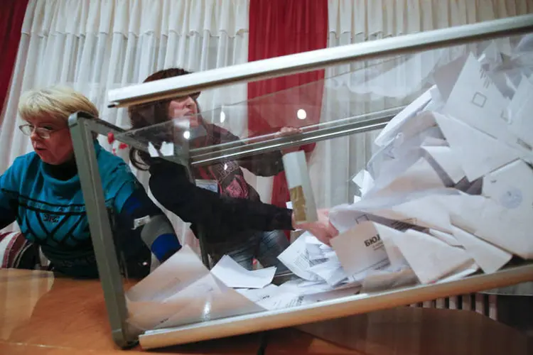 Comissão eleitoral em Donetsk: eleição de domingo foi denunciada pelo presidente ucraniano, Petro Poroshenko, como uma "farsa  (Maxim Zmeyev/Reuters)