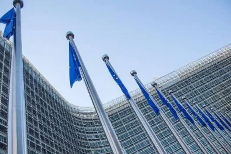 Vista de bandeiras da União Europeia em frente à sede da Comissão Europeia, em Bruxelas (Siska Gremmelprez/AFP)