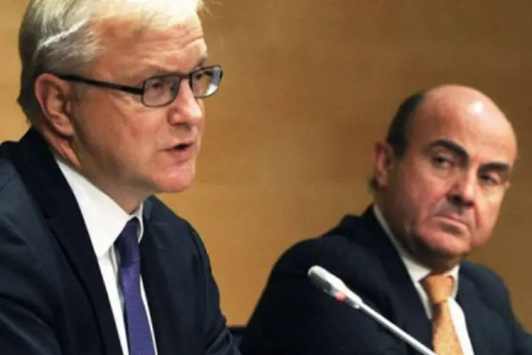 
	Rehn (E) &eacute; escutado pelo ministro espanhol da Economia em 1&ordm; de outubro em Madri: Rehn disse que confia no governo espanhol
 (Dominique Faget/AFP)