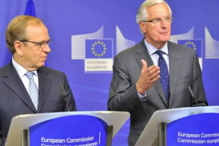 Michel Barnier (D) e Erkki Liikanen, da Comissão Europeia, apresentam o relatório
 (Georges Gobet/AFP)