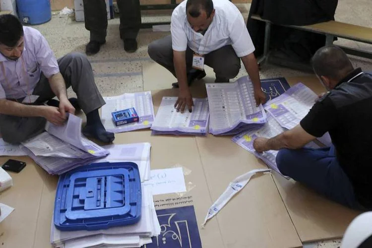
	Comiss&atilde;o eleitoral conta votos no Iraque: viol&ecirc;ncia ocorre apenas tr&ecirc;s dias depois de resultados preliminares da elei&ccedil;&atilde;o iraquiana
 (Ahmad Mousa/Reuters)