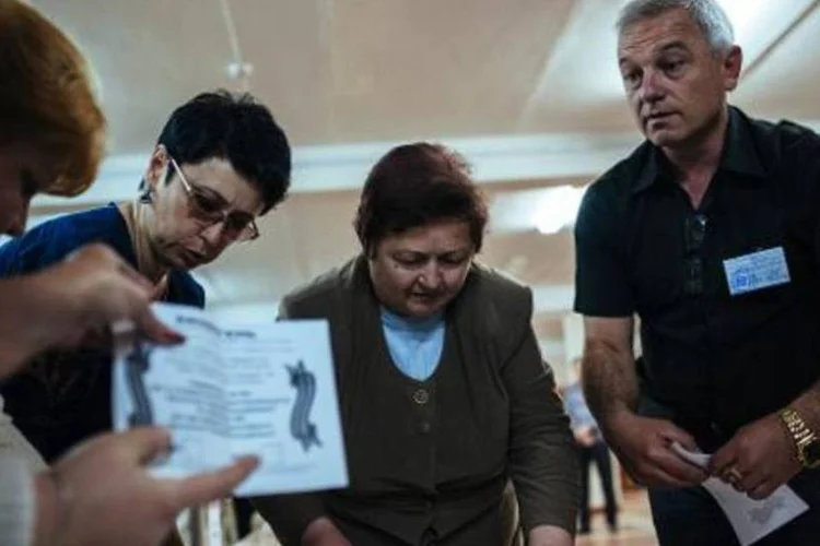 Comissão eleitoral na Ucrânia: "condenamos o uso da força", acrescentou Rússia (Dimitar Dilkoff/AFP)