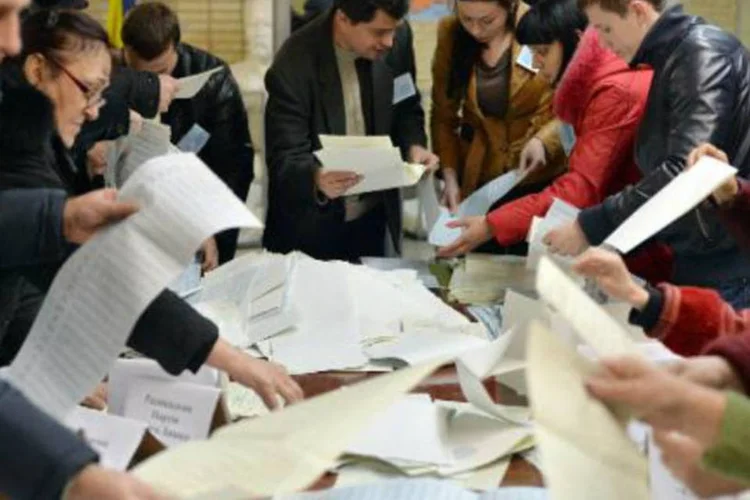 Membros da comissão eleitoral local contam votos na cidade Kramatorsk, leste da Ucrânia (Genya Savilov/AFP)