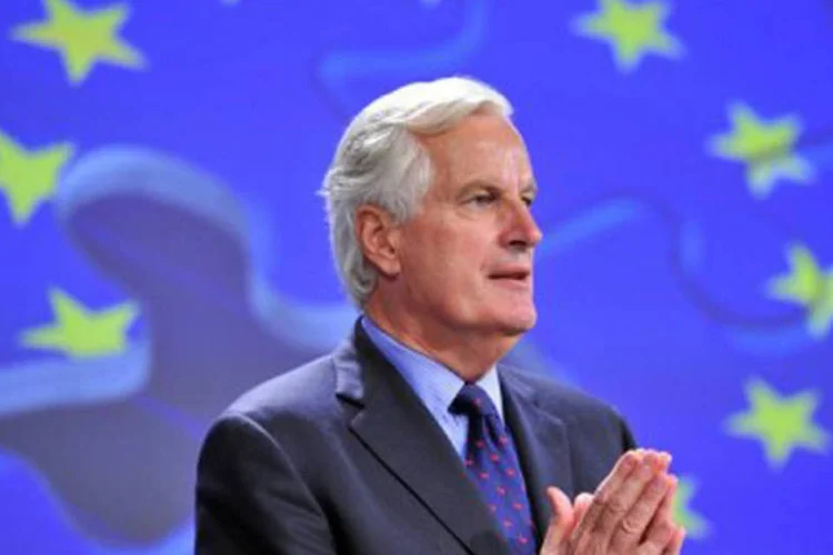 Michel Barnier enfrenta um cenário político tenso enquanto tenta aprovar um orçamento de austeridade e evitar a instabilidade nos mercados financeiros. (Georges Gobet/AFP)