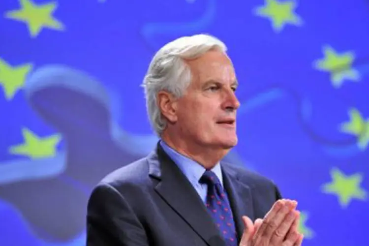 O comissário europeu responsável pelos serviços financeiros, Michel Barnier, fala em coletiva de imprensa em 3 de outubro em Bruxelas
 (Georges Gobet/AFP)