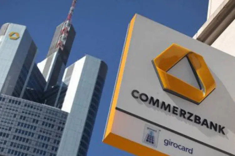 Após os anúncios, a ação do Commerzbank operava em queda na Bolsa de Frankfurt (Daniel Roland/AFP)