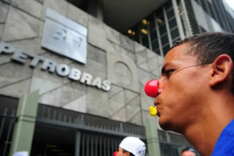 
	Trabalhadores fazem manifesta&ccedil;&atilde;o em frente &agrave; sede da Petrobras, no centro do Rio de Janeiro: a paralisa&ccedil;&atilde;o n&atilde;o afetou a produ&ccedil;&atilde;o de petr&oacute;leo e derivados, segundo a estatal
 (Tânia Rego/ABr)