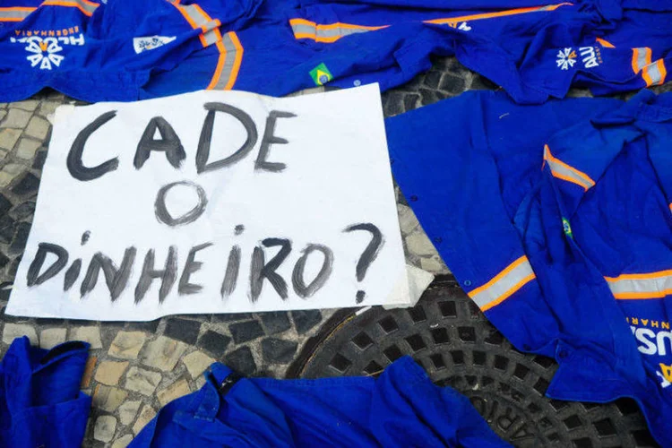 
	Trabalhadores da Comperj fazem manifesta&ccedil;&atilde;o em frente ao edif&iacute;cio-sede da Petrobras no centro do Rio, em janeiro deste ano
 (Tânia Rego/ Agência Brasil)