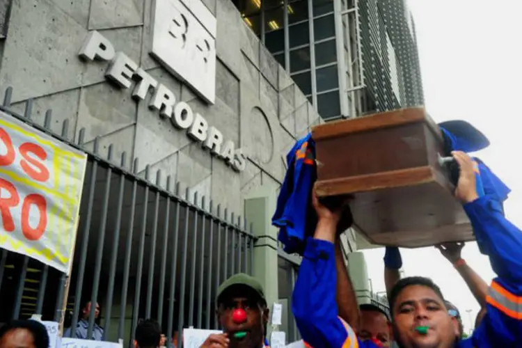 
	Trabalhadores do Comperj fazem manifesta&ccedil;&atilde;o em frente &agrave; sede da Petrobras
 (Tânia Rego/ABr)