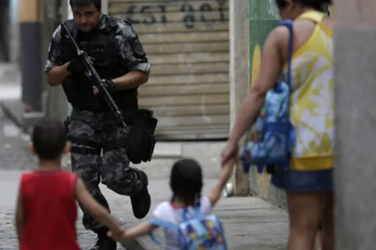 
	Policial em a&ccedil;&atilde;o durante uma opera&ccedil;&atilde;o no no Complexo da Mar&eacute;, zona norte do Rio de Janeiro: neste momento, policiais da Divis&atilde;o de Homic&iacute;dios est&atilde;o no local
 (Ricardo Moraes/Reuters)