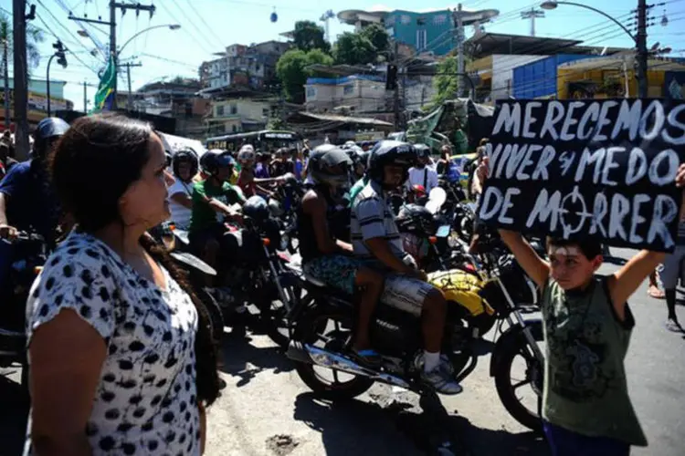 
	Moradores do Complexo do Alem&atilde;o fazem protesto pac&iacute;fico pedindo paz na comunidade e justi&ccedil;a, ap&oacute;s a morte do menino Eduardo de Jesus, 10 anos
 (Tomaz Silva/Agência Brasil)