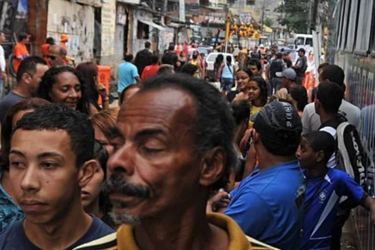 Moradores do Complexo do Alemão: internet gratuita e sem fio (Marcello Casal Jr./AGÊNCIA BRASIL)