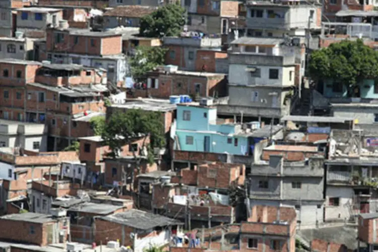 Complexo do Alemão, no Rio de Janeiro: um dos quatro homens identificados como participantes do ataque à base de UPPse entregou hoje (26) à polícia, acompanhado de um advogado e de um pastor evangélico (Wikimedia Commons)