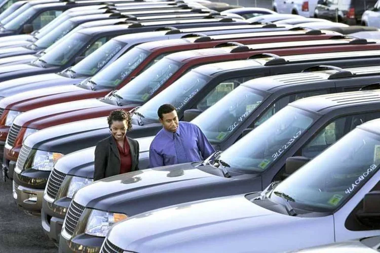 
	Casal observa carros: Cerca de 1.200 concession&aacute;rias participam do evento no pa&iacute;s
 (Thinkstock Images)