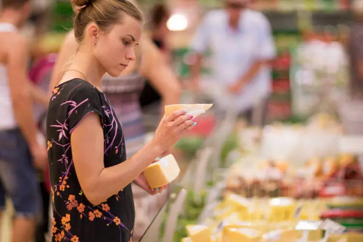 
	Consumidora escolhe pe&ccedil;as de queijo: &iacute;ndice de confian&ccedil;a da FGV sai hoje
 (Andrey Rudakov/Bloomberg)