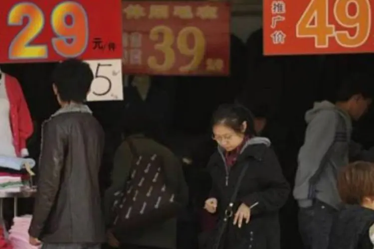 Pessoas fazem compras na China: inflação ameaça estabilidade social do país (Peter Parks/AFP)
