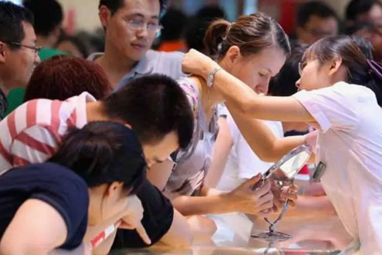 
	Consumidores em uma loja de departamentos na China
 (Feng Li/Getty Images)