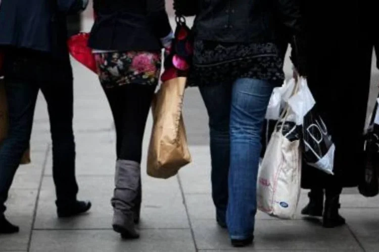 Consumidoras com sacolas de compras: o ICC subiu 0,7% em agosto em relação a julho (/)