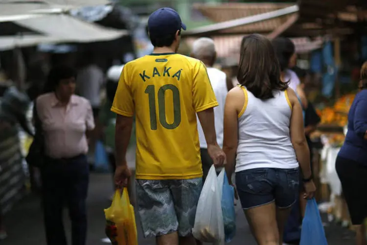 Consumidores fazendo compras em uma feira livre do Rio de Janeiro (Dado Galdieri/Bloomberg)