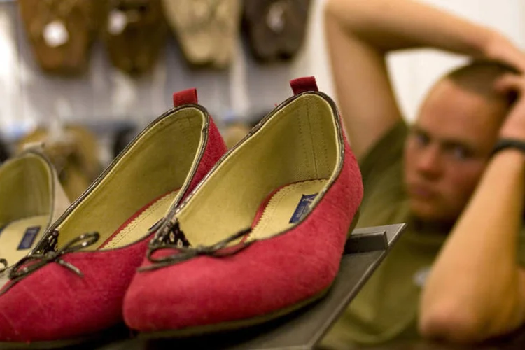 
	Homem em loja de sapatos: Uma das dicas &eacute; poupar parte do sal&aacute;rio quando ele cai na conta e n&atilde;o deixar para fazer isso no fim do m&ecirc;s
 (Stock.xchng)