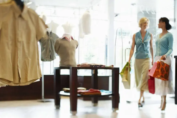 Mulheres fazendo compras em loja de roupas (Thinkstock)