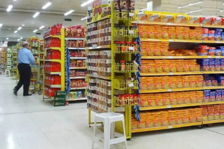 Consumidor faz compras em supermercado (Marcos Santos/USP Imagens)