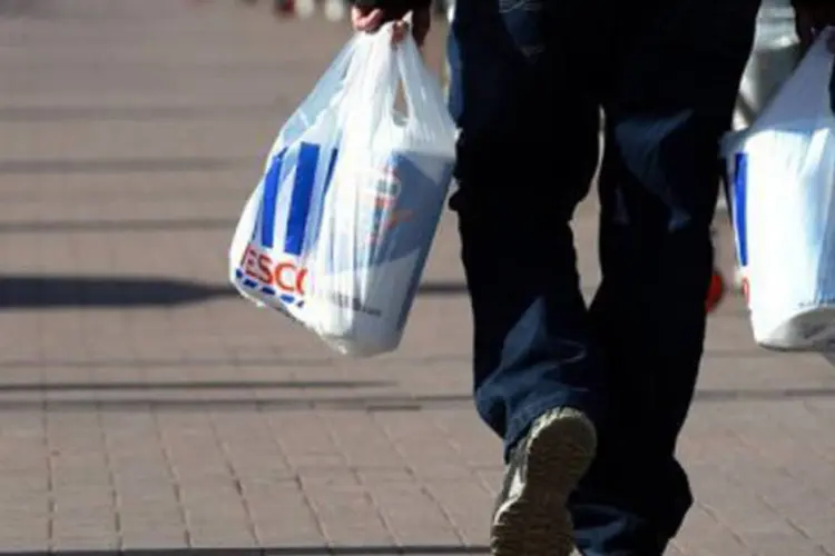 
	Pessoa carrega sacola de compras: apesar de bem colocado, nosso pa&iacute;s foi um dos que mais apresentou queda no &iacute;ndice de consumo consciente com rela&ccedil;&atilde;o a 2010
 (Paul Ellis/AFP)
