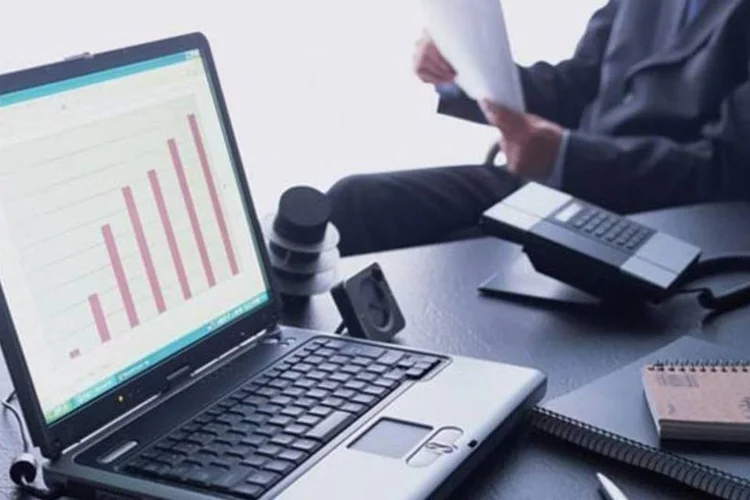 
	Proje&ccedil;&otilde;es: economistas v&ecirc;em economia recuando 3,77% este ano, segundo as previs&otilde;es desta semana do boletim Focus, do Banco Central.
 (PhotoRack)