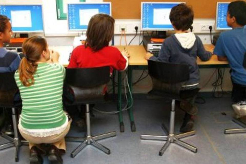 Estudantes sentados diante do computador: escolas particulares conquistaram os melhores resultados no Enem