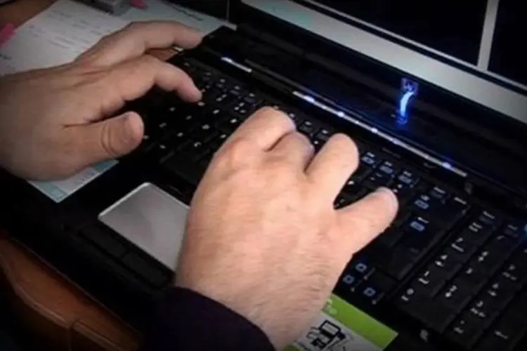 
	Homem utiliza computador: na m&eacute;dia do pa&iacute;s, 88,4% dos domic&iacute;lios com acesso &agrave; internet utilizam o microcomputador
 (AFP)