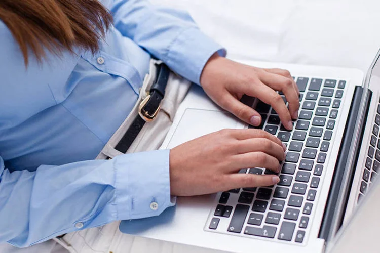 
	Mulher usa computador: curso faz parte do projeto &ldquo;Elas em Tec&rdquo; e ser&aacute; feito em parceria com a CTC digital
 (moodboard/Thinkstock)