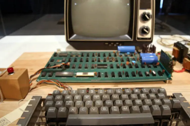 Conhecido como Apple 1, o computador foi um dos primeiros fabricados pela empresa, quando Steve Jobs se associou con Steve Wozniak para fabricar protótipos de computadores em uma garagem na Califórnia (Justin Sullivan/Getty Images)