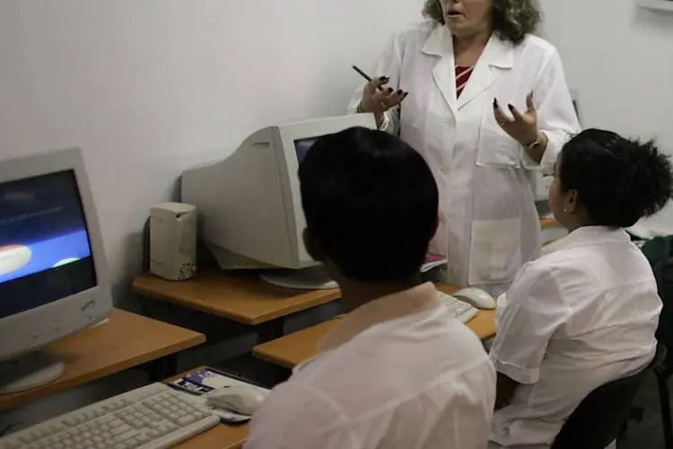 Estudantes cubanos de medicina usando computadores durante uma aula, em Havana (Joe Raedle/Getty Images)