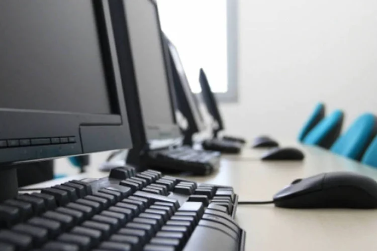 
	Computadores: Cesar Mauricio Estrada-Davila &eacute; acusado de perseguir 21 garotas entre 12 e 17 anos de idade entre janeiro e abril deste ano
 (sxc.hu)
