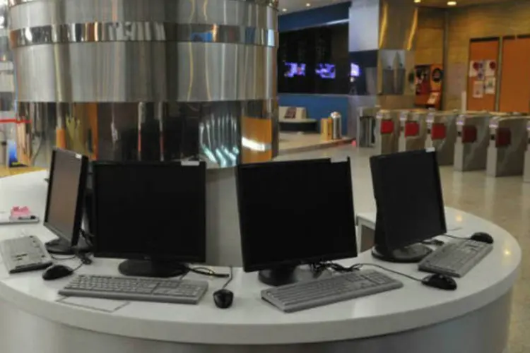 
	Computadores desligados na sede do canal Korean Broadcasting System, na Coreia do Sul
 (AFP / Kim Jae-Hwan)