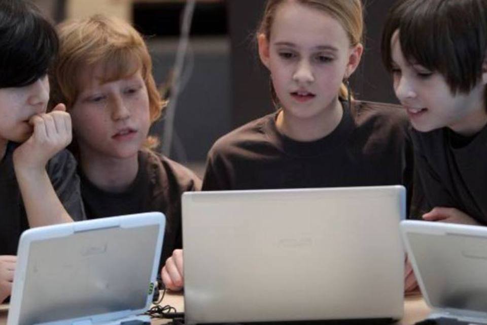 Comissão Europeia pede maior proteção aos menores na internet