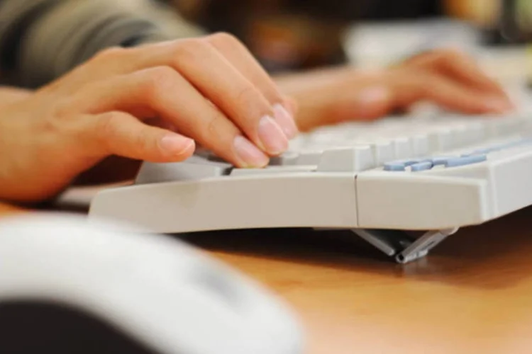 
	Mulher usando computador: Feir&atilde;o virtual lista as d&iacute;vidas do participante e mostra caminho para negoci&aacute;-las diretamente com as empresas
 (Stock.xchng)