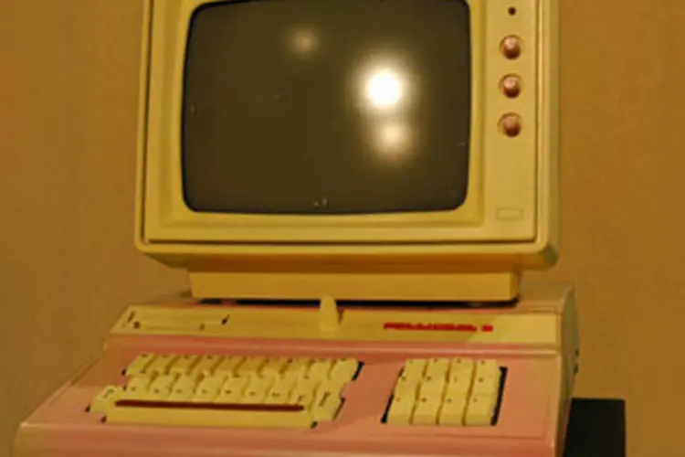 Computador "só para mulheres" dos anos 80: além de ser rosa, máquina traria como atrativos uma gaveta para guardar lenços, um espelhinho acoplado e uma lixa colada na barra de espaços (Reprodução/BBC)