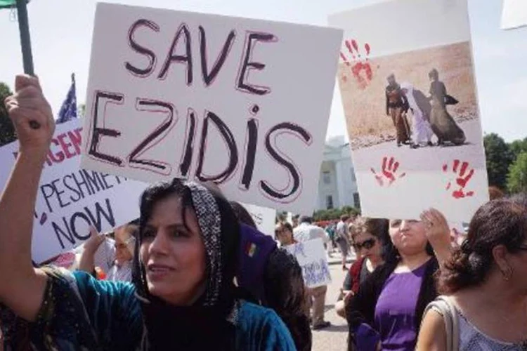 Manifestantes protestam contra a ação do grupo extremista Estado Islâmico (EI) e pedem apoio à comunidade yazidi, em Washington (Mandel Ngan/AFP)
