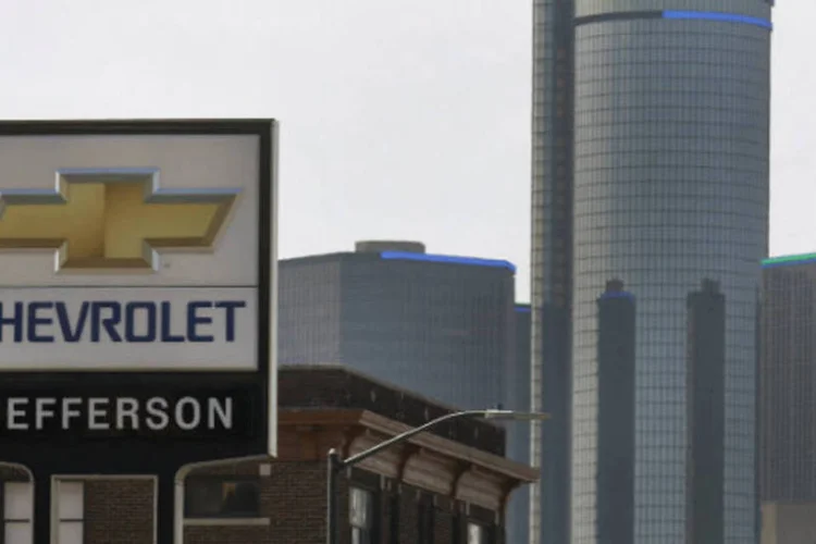 Concessionária da GM, com prédio da empresa ao fundo: GM é investigada em caso envolvendo problemas mecânicos que resultaram no recall de milhões de carros (Rebecca Cook-Reuters)